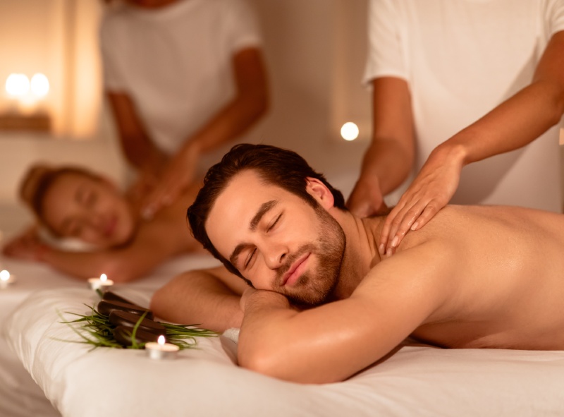 couple-enjoying-massage-and-herbal-aroma